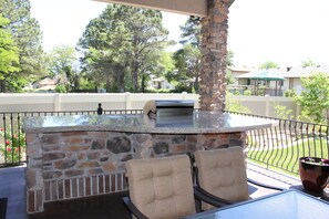 Outdoor dining - Sunny's Garden Homestay (Taylorsville)