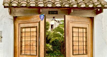 Suite Colibri with beautiful gardens in Historical Quito