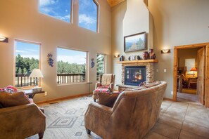 Smart-tv, een open haard, een dvd-speler en boeken