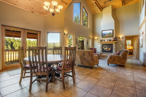 Hot tub, gamerm w/air hockey, fast wifi, gas firep, private views,outdoor firept