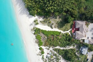 Sulla spiaggia, lettini da mare, teli da spiaggia