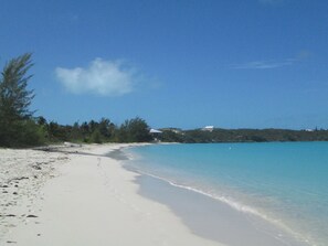Sulla spiaggia, lettini da mare, teli da spiaggia