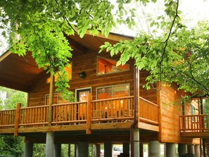 A wooden cabin with a balcony and a window. - Helen Riverside Cabin-Chattahoochee River-Walk to Town (Helen)