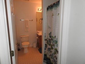 Kombinert dusj/badekar, hårføner, håndklær og såpe