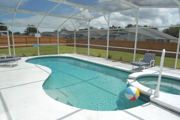 Utendørsbasseng og et oppvarmet basseng