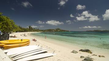 Nær stranden, solsenger og strandhåndklær