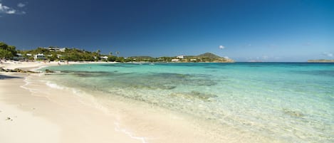 Playa en los alrededores, camastros y toallas de playa