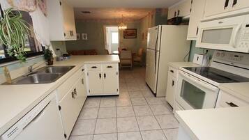 Refrigerador con congelador, microondas, horno y parrilla de estufa