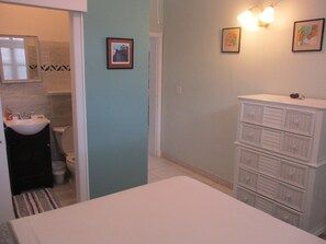 2 bedrooms, travel crib, free WiFi, bed sheets