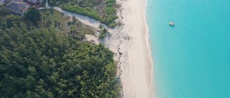 Rannalla, aurinkotuoleja, rantapyyhkeitä