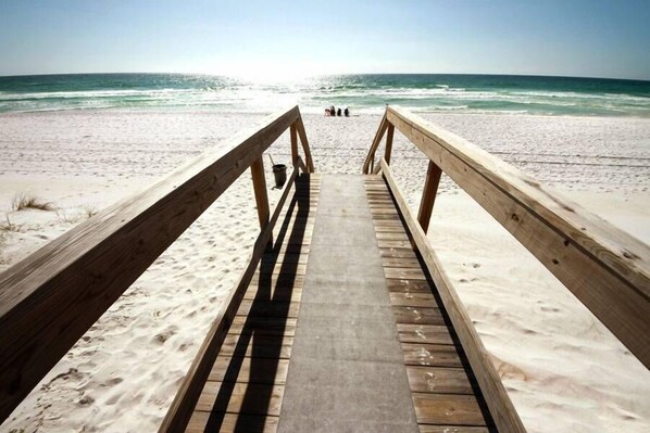 Sur la plage, chaise longue, serviettes de plage