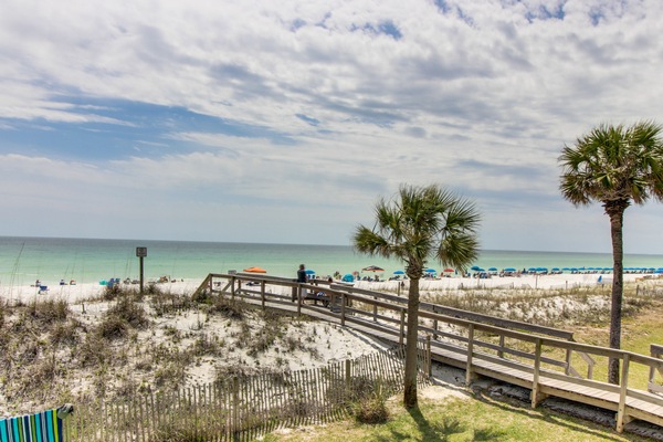 Sulla spiaggia, lettini da mare, teli da spiaggia