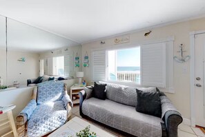 Téléviseur connecté, lecteur de DVD, livres