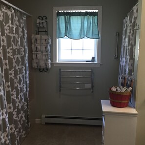 Een douche, een haardroger, handdoeken, zeep