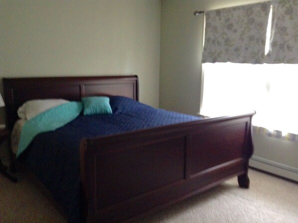 2 slaapkamers, een bureau, een strijkplank/strijkijzer, reisbedje