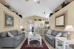 Smart TV, toys, books, stereo - Upscale Home, Pool, Hot Tub, EV Charger, Pets OK, 10% Off Golf Cart Rentals (Miramar Beach)