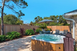 Outdoor spa tub - Upscale Home, Pool, Hot Tub, EV Charger, Pets OK, 10% Off Golf Cart Rentals (Miramar Beach)