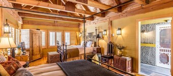 Beautiful & One-of-a-Kind Downtown Minturn Apartment. Minutes to Vail. 