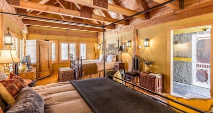 Beautiful & One-of-a-Kind Downtown Minturn Apartment. Minutes to Vail.