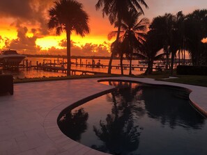 حمّام سباحة خارجي