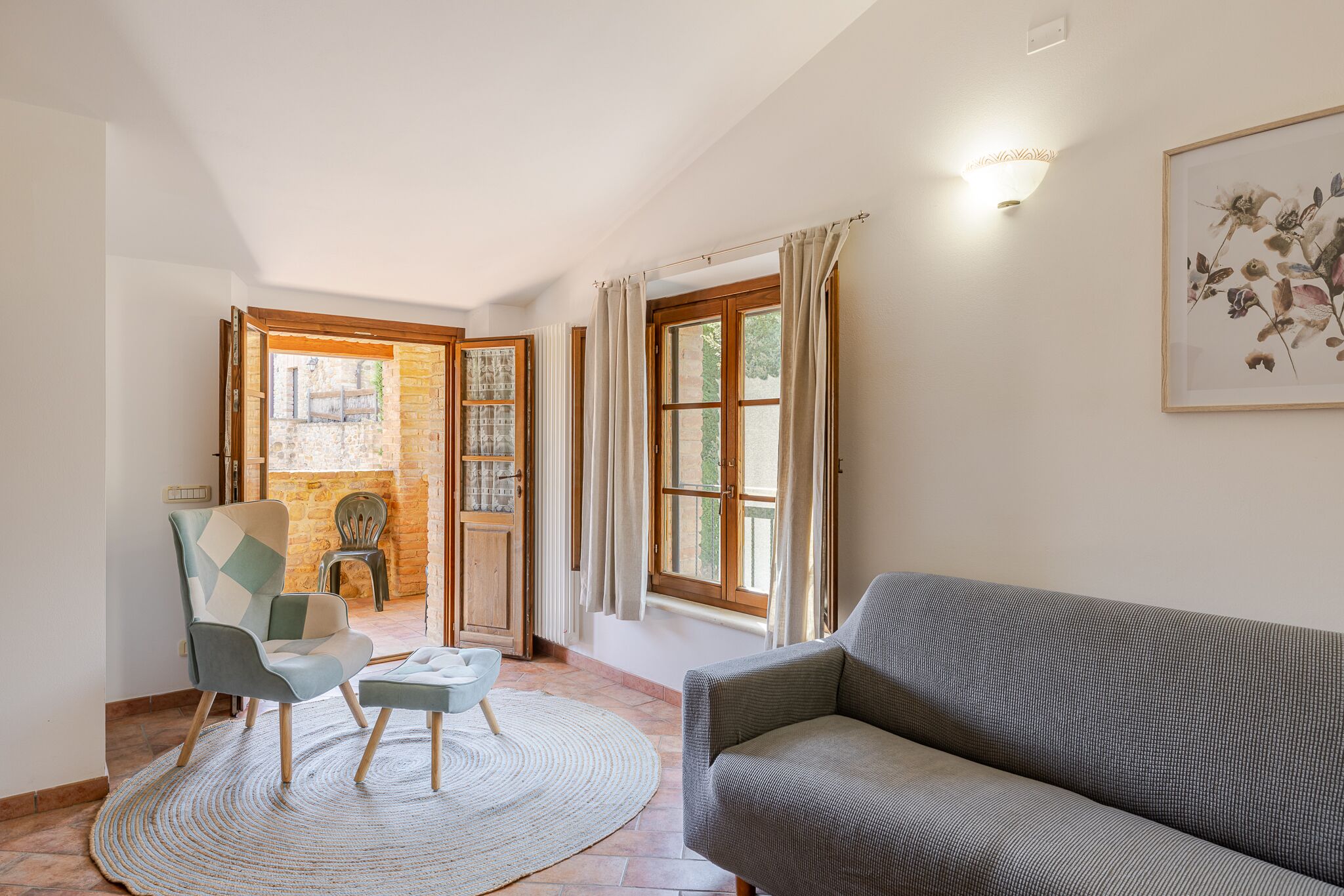 Una Smart TV, un reproductor de DVD, libros, un reproductor estéreo