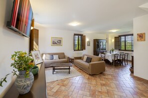 Smart TV, DVD player, books, stereo - PRIVATE LUXURY VILLA WITH HEATED SWIMMING POOL AND  JACUZZI (Città della Pieve)