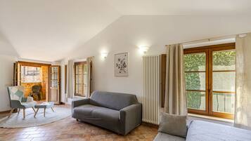 Una Smart TV, un reproductor de DVD, libros, un reproductor estéreo