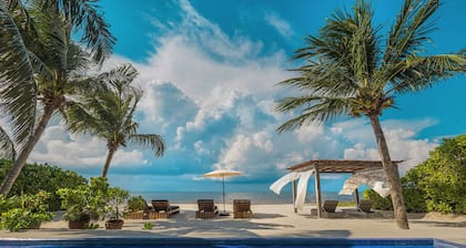 Loin d'ĂȘtre ordinaire ... La villa de luxe sur plage de sable blanc avec piscine Ă dĂ©bordement!