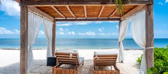 Loin d'être ordinaire ... La villa de luxe sur plage de sable blanc avec piscine à débordement!