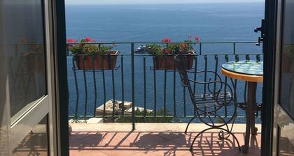 Romantic pied a terre On the Sea .VIEWS every room concierge,on AMALFI dr.AAAAAA