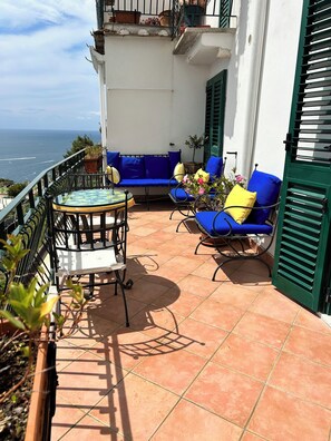 Outdoor dining - Romantic pied a terre On the Sea .VIEWS every room concierge,on AMALFI dr.AAAAAA (Amalfi)