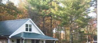 Mammaw's Lakefront Cabin bordering The Blue Ridge Parkway