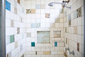 Baignoire, sèche-cheveux, serviettes fournies