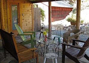 Terrace/patio - Fivespot Cabin, an art and nature lover's retreat (Pinehurst)