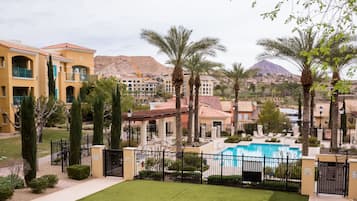 Alberca al aire libre y alberca climatizada