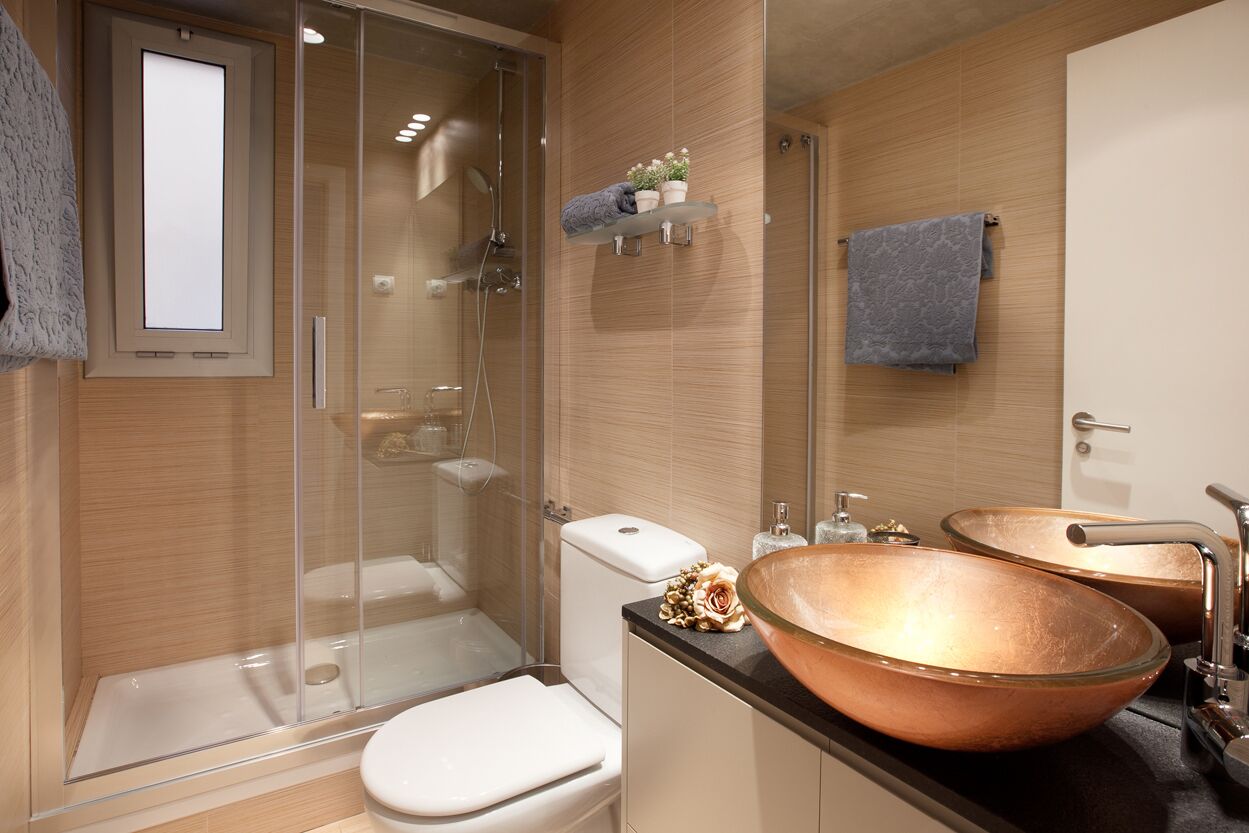 Combined shower/tub, hair dryer, bidet, towels