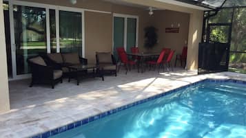 Een buitenzwembad, een verwarmd zwembad