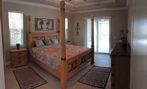 4 bedrooms, desk, iron/ironing board, WiFi - Top Rated Villa For Rent! Short Walk To Beach. Swimming Pool. Family-Friendly (Englewood)