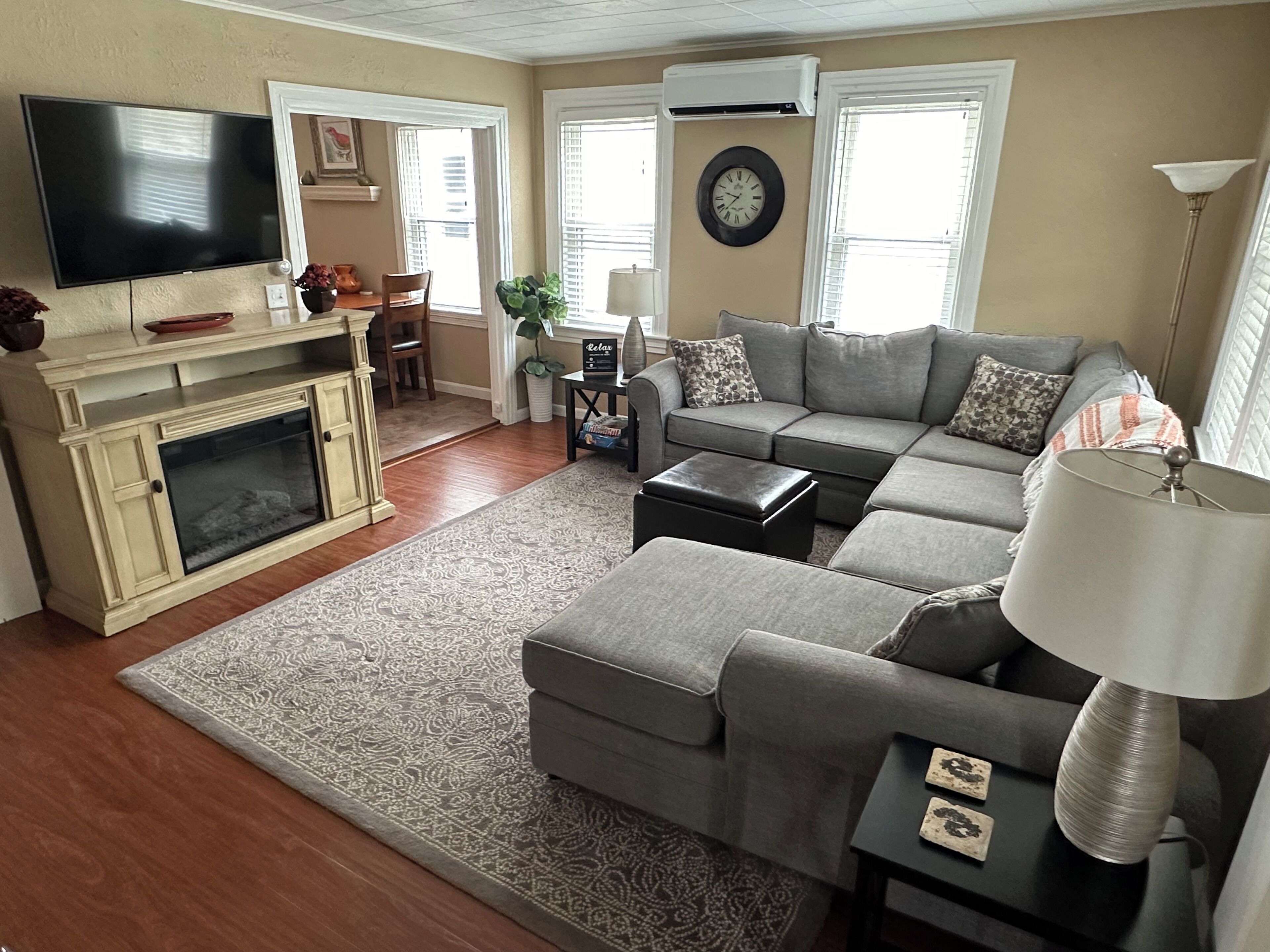 TV connectée, cheminée, livres