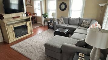 TV connectée, cheminée, livres