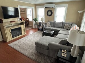 Smart TV, fireplace, books - Charming In-Town Bar Harbor Home (Bar Harbor)