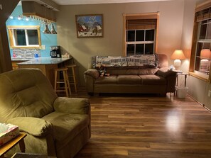 Smart-TV, Kamin, DVD-Player, Bücher