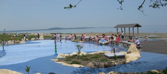 Excellent reviews: center of Plymouth Harbor, walkable and family friendly!