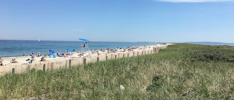 Ranta lähistöllä, aurinkotuoleja, rantapyyhkeitä