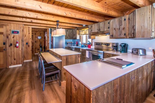 Large Cozy Log Cabin Overlooking Black Mountain - Storyland Minutes Away