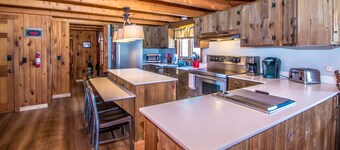 Large Cozy Log Cabin Overlooking Black Mountain - Storyland Minutes Away