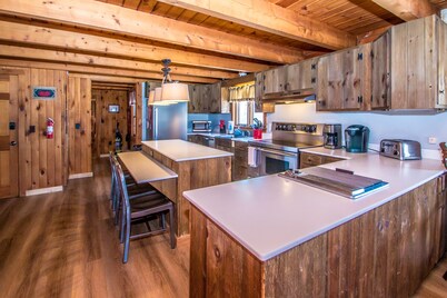 Large Cozy Log Cabin Overlooking Black Mountain - Storyland Minutes Away