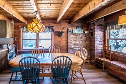 Large Cozy Log Cabin Overlooking Black Mountain - Storyland Minutes Away