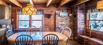 Large Cozy Log Cabin Overlooking Black Mountain - Storyland Minutes Away