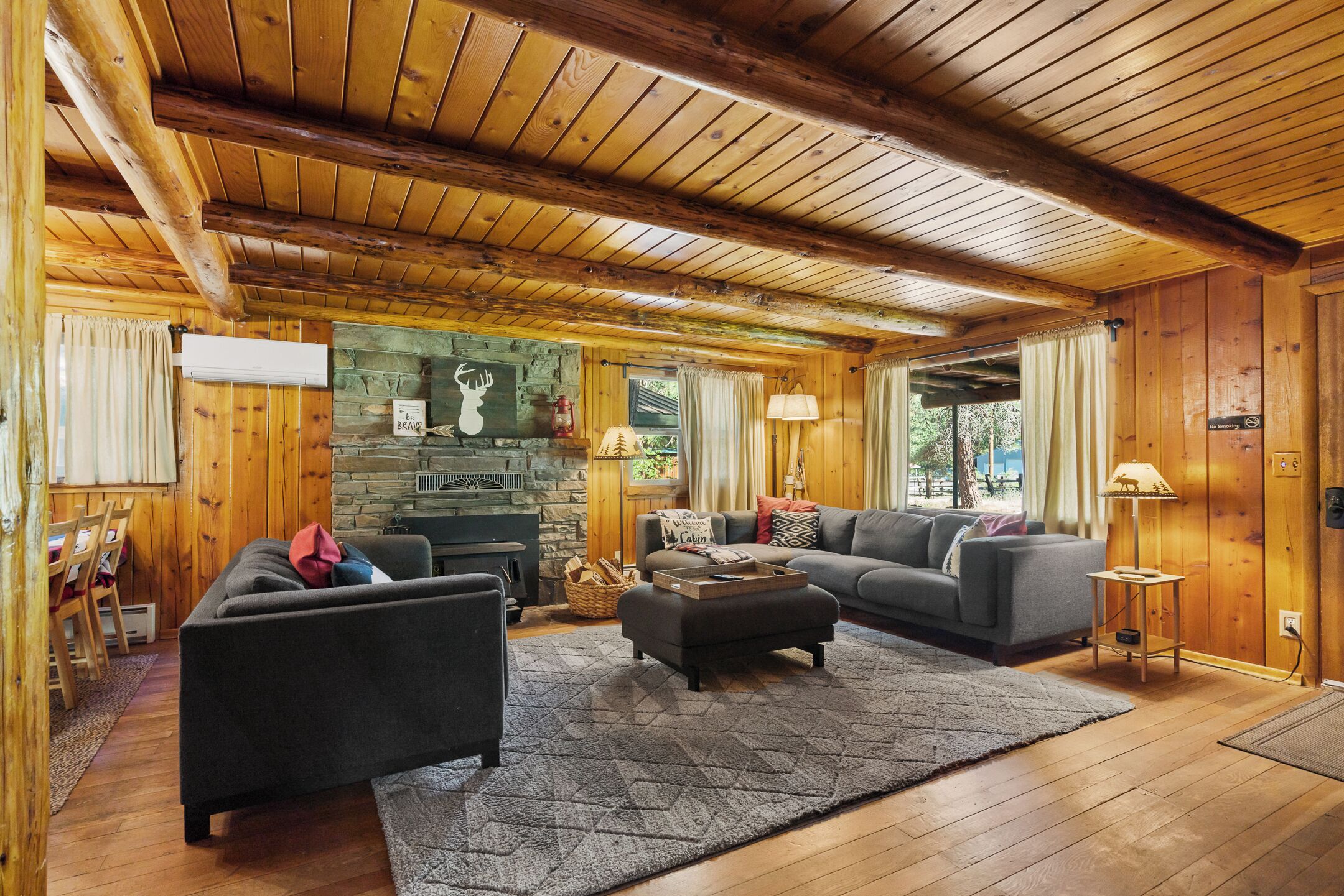 智能电视、壁炉、电子游戏、桌上足球